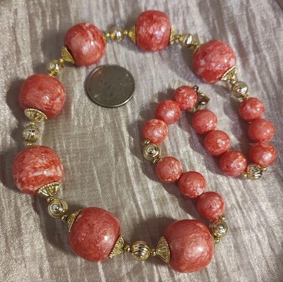 Coral Marbled Mottled Round Lucite Vintage Gold Tone Bead Necklace No Seams - Picture 7 of 7